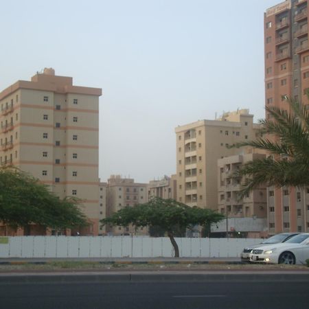 Mahboula Red Tower Furnished Apartments מראה חיצוני תמונה